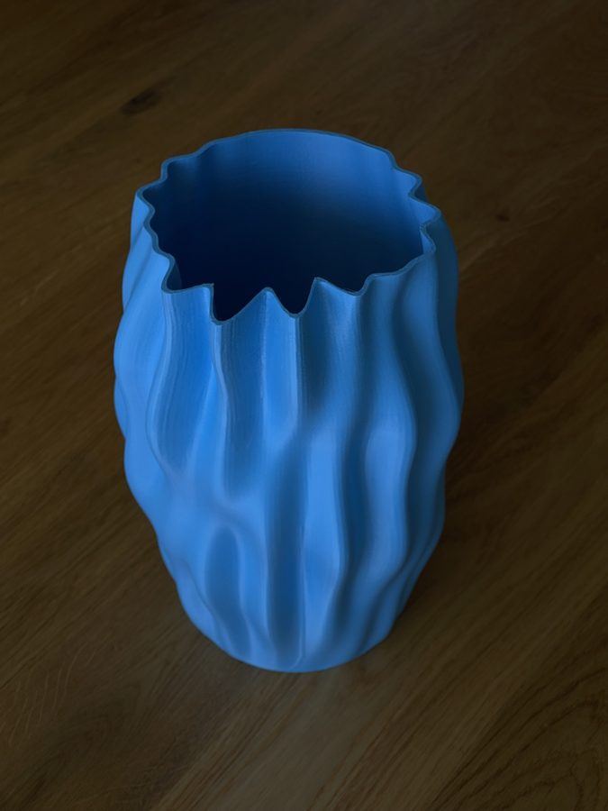 Close-up of the torn crown rim of the printed vase